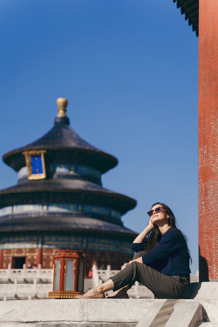 Diseño de viajes a medida con Mujer en templo de Beijing China